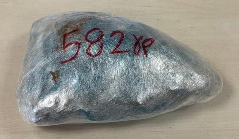 Είχε στις αποσκευές του 582 γραμμάρια χασίς