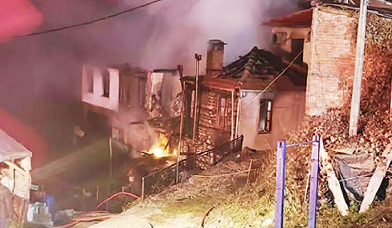 Στάχτη έγιναν δύο σπίτια  από φωτιά στο Ανήλιο!