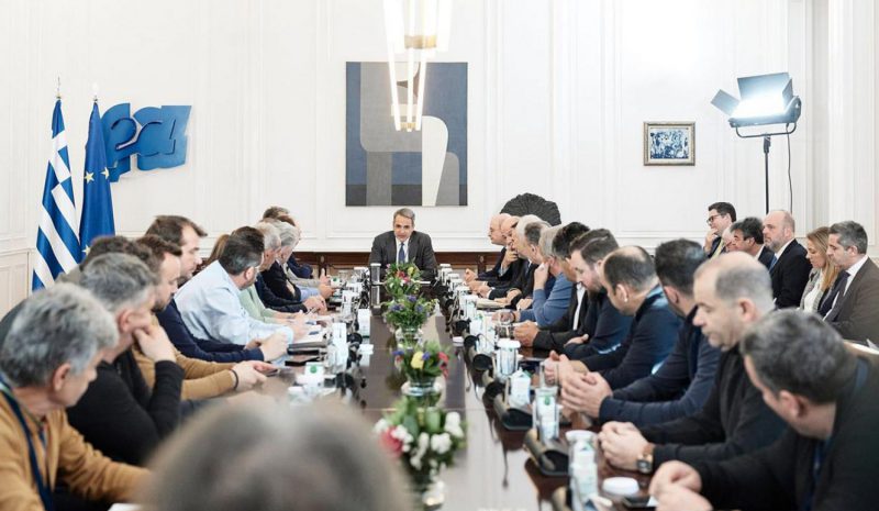 Ως πότε θα παραλύει η χώρα από τα μπλόκα;