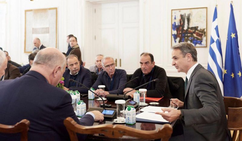 Στα μπλόκα αποφασίζουν για τα επόμενα βήματα οι αγρότες