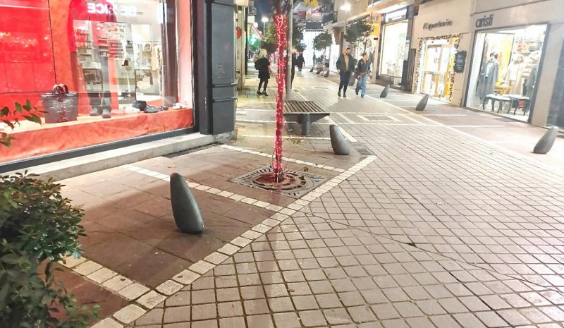 Ξηλώστε επιτέλους τα κολωνάκια  στους πεζόδρομους του κέντρου!