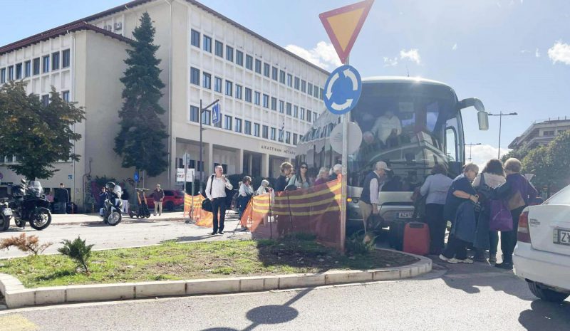 Επείγει το άνοιγμα της καθόδου μπροστά από την Περιφέρεια!