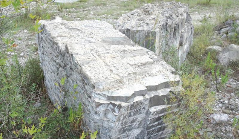 Μουσειακός χώρος στην Πλάκα με τα  λιθοσώματα του ιστορικού Γεφυριού