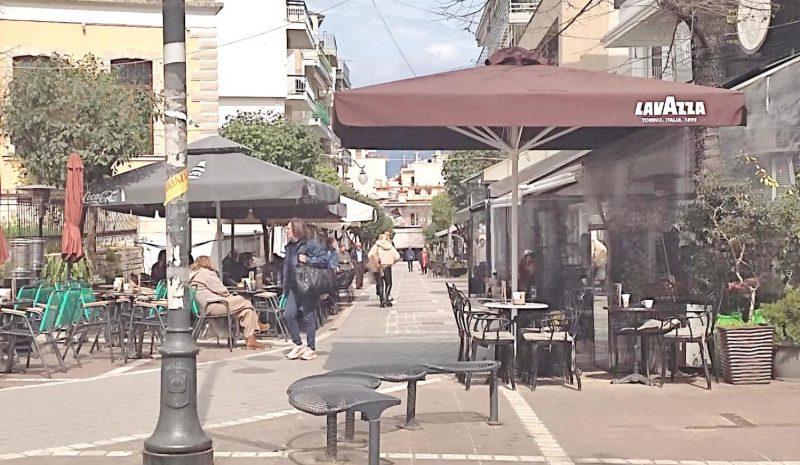 Τα τραπεζοκαθίσματα… απλώνουν  ο χώρος στενεύει για τους πολίτες!