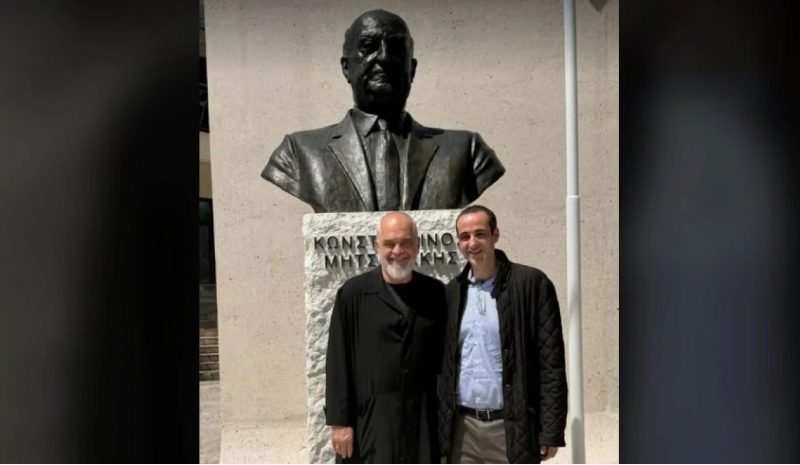 Ιδιωτική επίσκεψη Δημητριάδη στην Δερβιτσάνη ⁠στο άγαλμα του παππού του, συνοδεία του Έντι Ράμα