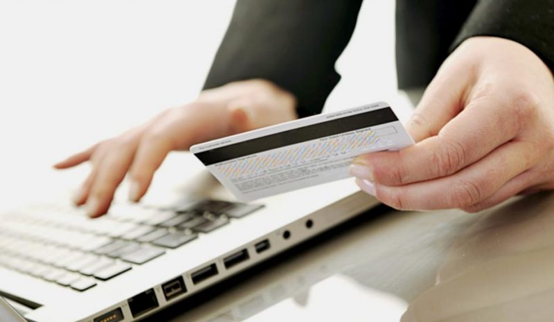 Της απέσπασε 1.000 ευρώ με προπληρωμένες κάρτες