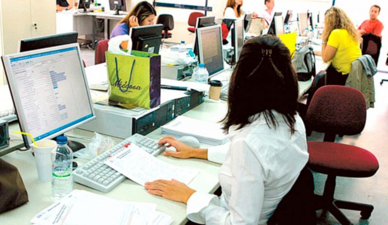 Οι δημόσιοι υπάλληλοι παραμένουν χωρίς επιδόματα και δώρα εορτών 