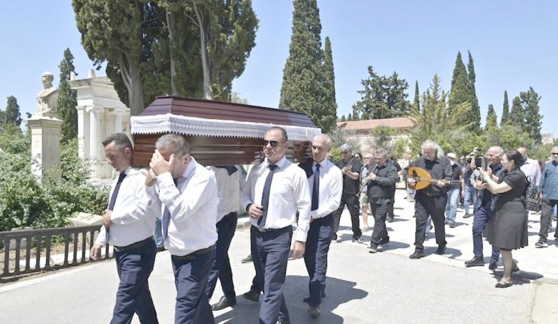 Κλαρίνα και μοιρολόγια συνόδευσαν τον Λάκη Χαλκιά στο «ύστατο χαίρε»
