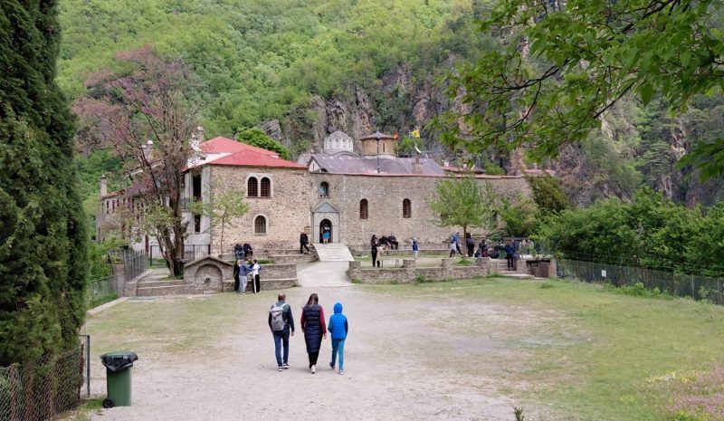 Πυρκαγιά μαίνεται στις πλαγιές της Τραπεζίτσας