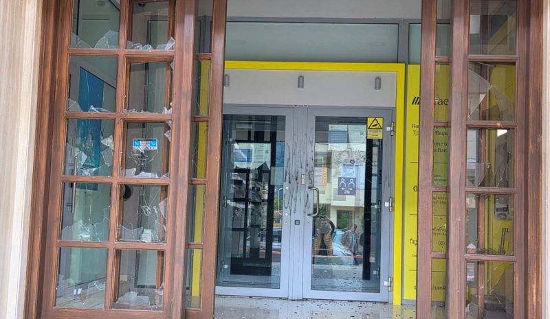 Επίθεση με βαριοπούλες σε κατάστημα της Τράπεζας Πειραιώς! 