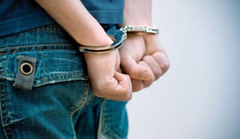 Ανήλικος έκλεψε ποτά από περίπτερο στα Γιάννενα