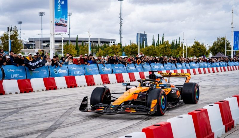 Από τη θέση του οδηγού ενός μονοθεσίου της McLaren Racing