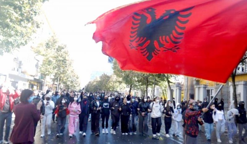 Πολιτική κρίση διαρκείας ο ξεσηκωμός στην Αλβανία!
