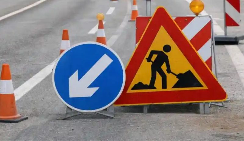 Πέφτει άσφαλτος στην οδό Σπύρου Λάμπρου