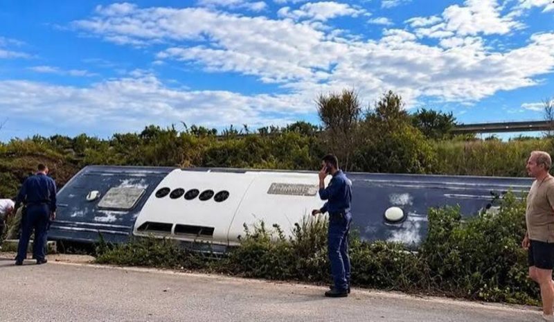 Δεκατρείς τραυματίες από εκτροπή λεωφορείου του Πολεμικού Ναυτικού