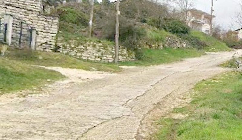 Δρόμος στο Νεοχωρόπουλο μένει άφτιαχτος… 40 χρόνια! 