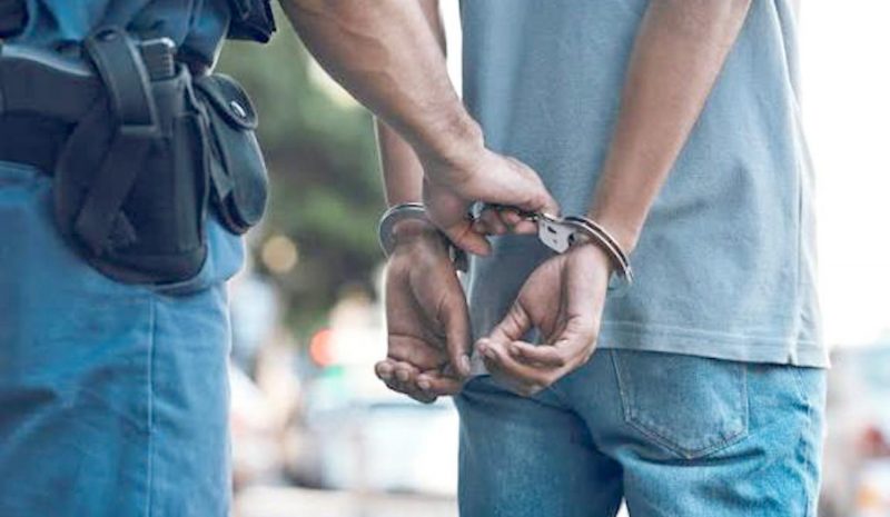 Πήγε να πάρει τα λεφτά και του φόρεσαν χειροπέδες!