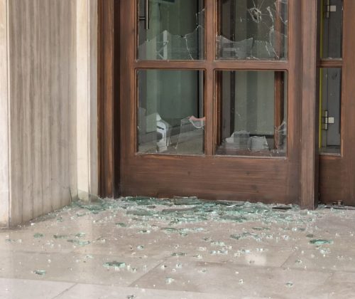 Επίθεση με βαριοπούλες σε κατάστημα της Τράπεζας Πειραιώς! 