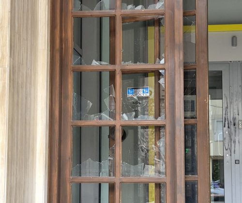 Επίθεση με βαριοπούλες σε κατάστημα της Τράπεζας Πειραιώς! 