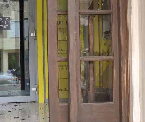 Επίθεση με βαριοπούλες σε κατάστημα της Τράπεζας Πειραιώς! 