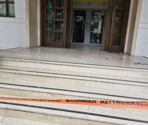Επίθεση με βαριοπούλες σε κατάστημα της Τράπεζας Πειραιώς! 