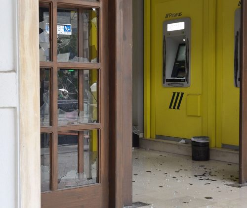 Επίθεση με βαριοπούλες σε κατάστημα της Τράπεζας Πειραιώς! 