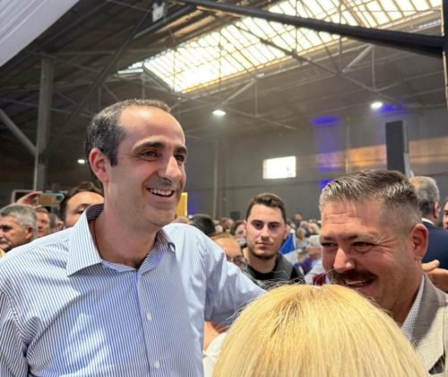 Η θερμή υποδοχή στον Γρηγόρη Δημητριάδη στην εκδήλωση για τα 52 χρόνια της ΝΔ