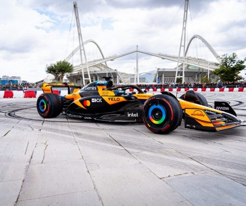 Από τη θέση του οδηγού ενός μονοθεσίου της McLaren Racing