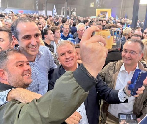 Η θερμή υποδοχή στον Γρηγόρη Δημητριάδη στην εκδήλωση για τα 52 χρόνια της ΝΔ
